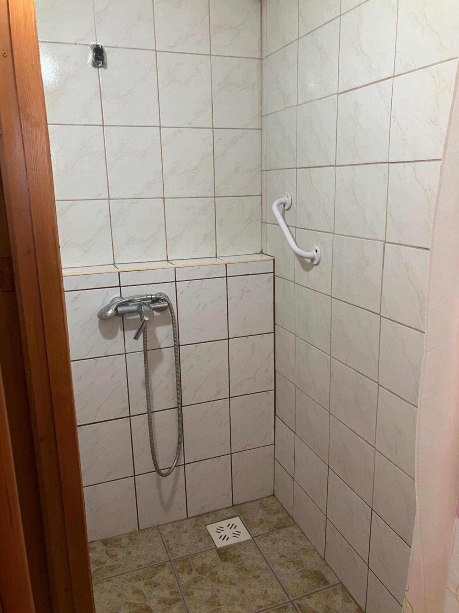 Tuja Lajoskomárom